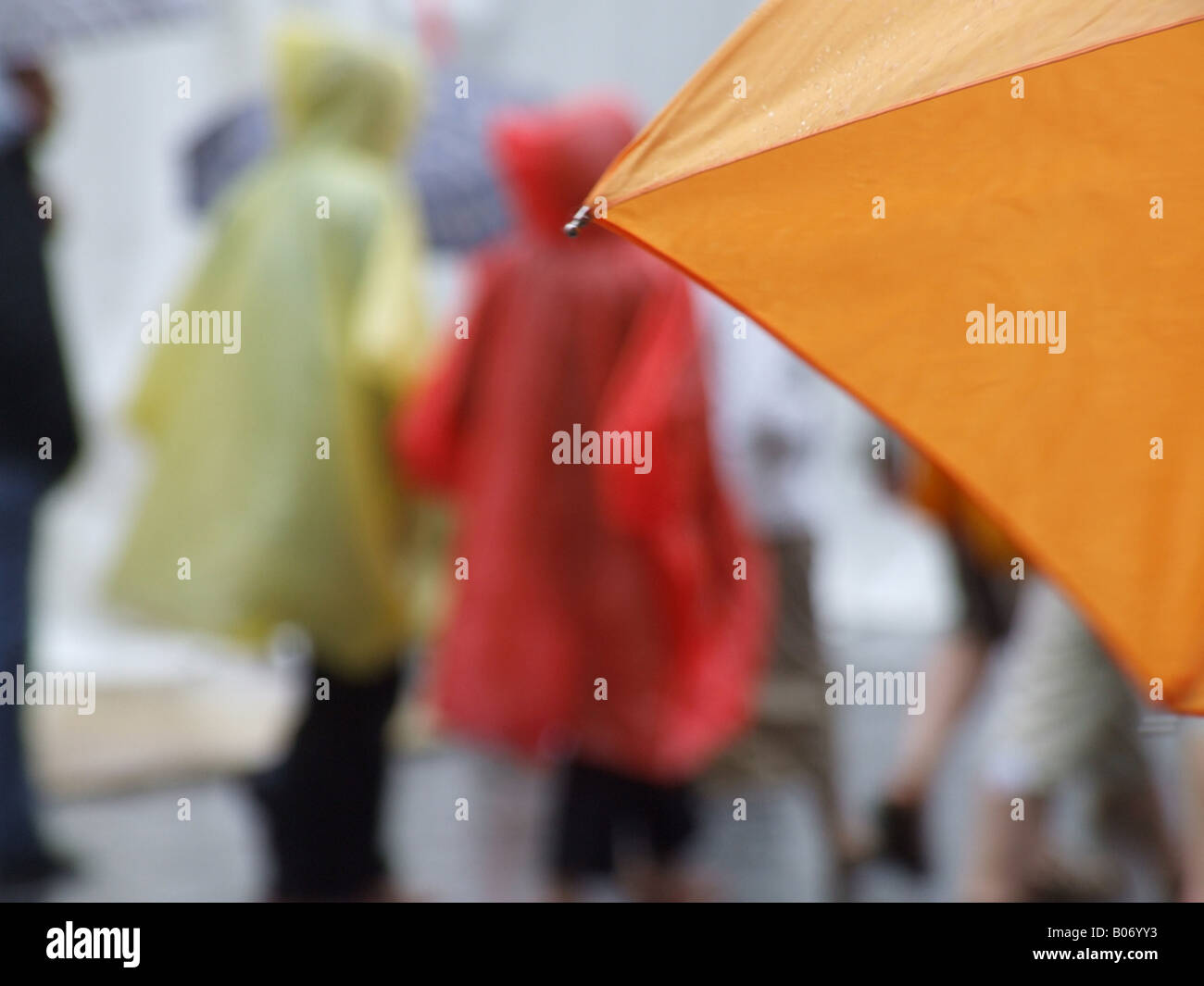 Menschen mit Schirm im Regen in der Stadt zu Fuß Stockfoto