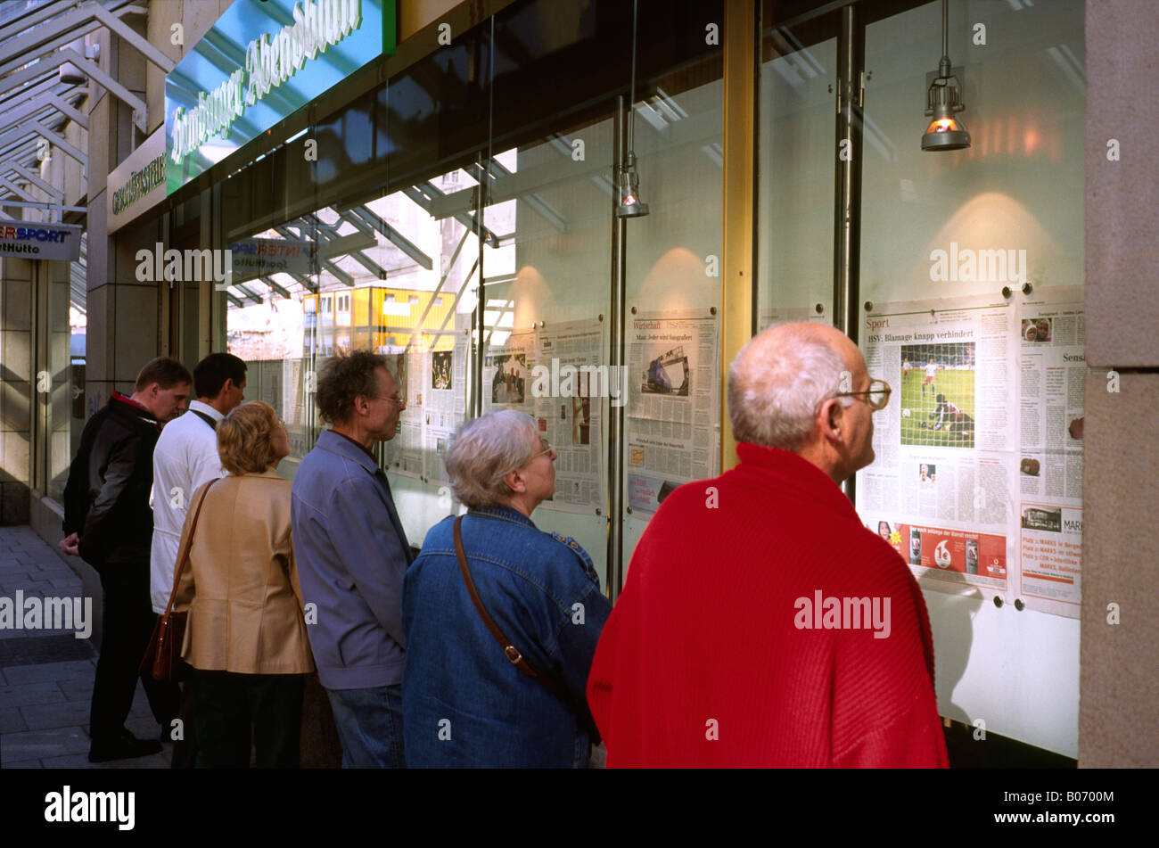 26. September 2003 - lesen Menschen ein Freiexemplar des Hamburger Abendblatt am Rathausmarkt in der deutschen Stadt Hamburg. Stockfoto