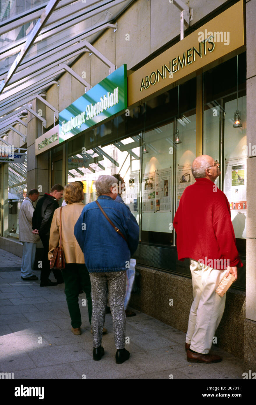26. September 2003 - lesen Menschen ein Freiexemplar des Hamburger Abendblatt am Rathausmarkt in der deutschen Stadt Hamburg. Stockfoto