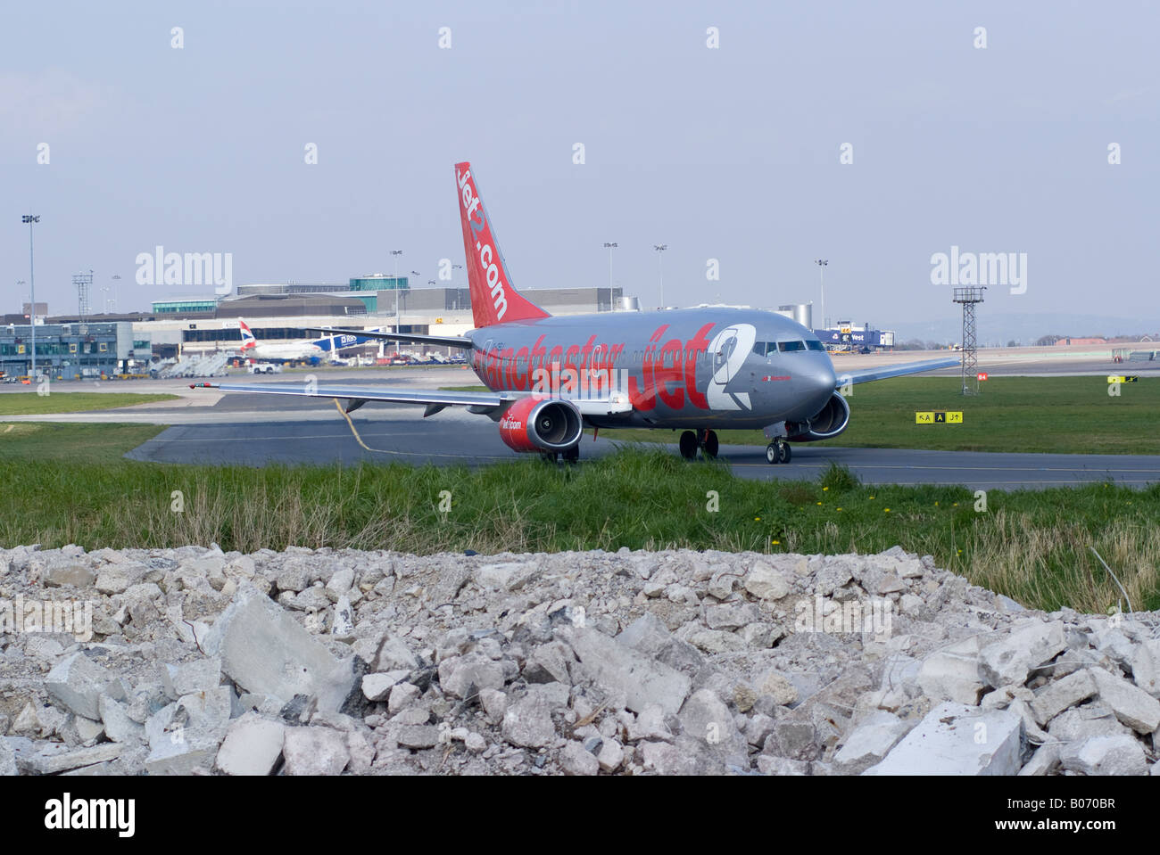 Jet2 Boeing 737 [737-330] Rollen zum Abflug am Flughafen Manchester Ringway England Vereinigtes Königreich Stockfoto