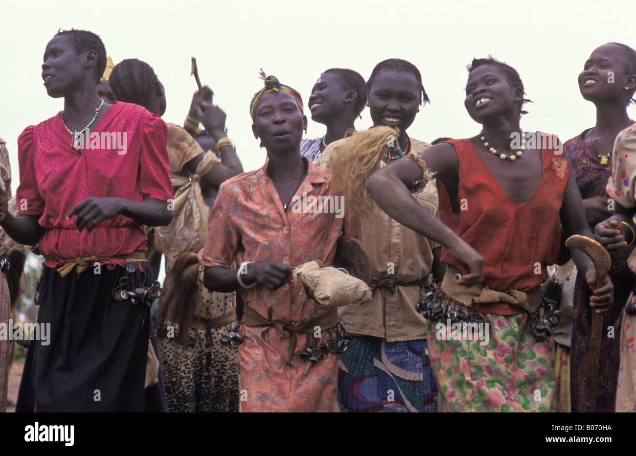 Sudanesischen Flüchtlingsfrauen tanzen in einem Flüchtlingslager in Äthiopien Asosa Stockfoto