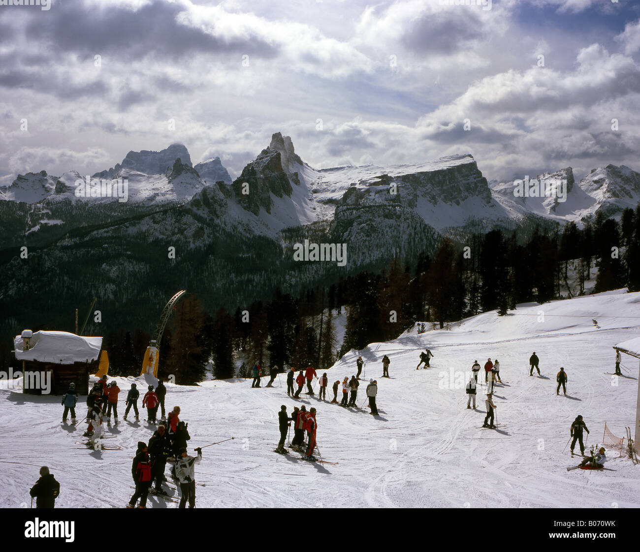 Skifahrer bei der Pomedes Ski lift Cortina d ' D'ampezzo Dolomiten, Veneto, Stockfoto