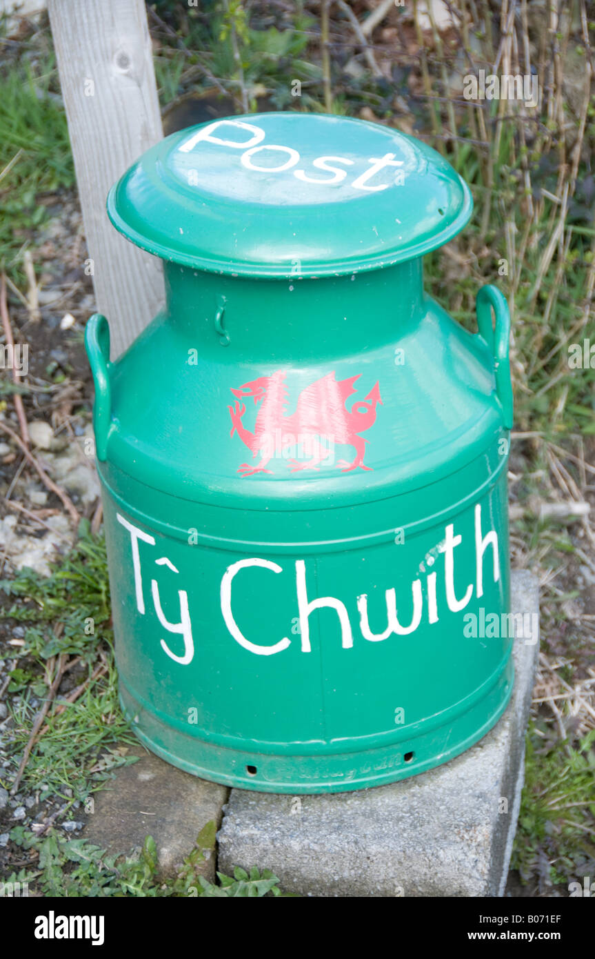 Hergestellt aus alten Metall Milchkanne grün mit roten Drachen Emblem und  Ty Chwith bemalt Briefkasten walisische Hausname Stockfotografie - Alamy