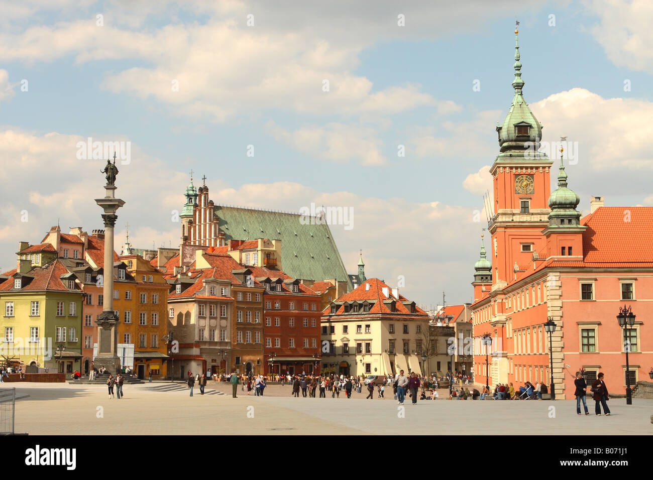 Warschau die Burg Quadrat Plac Zamkowy in der Altstadt mit dem königlichen Schloss auf der rechten Seite und Statue von König Sigismund Stockfoto