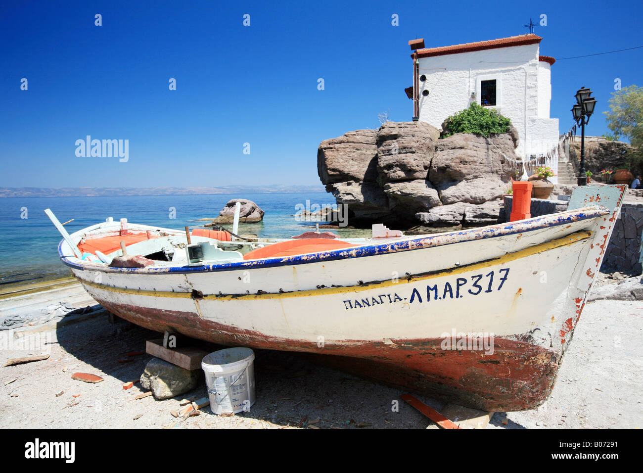 Blick auf den malerischen Hafen und Panagia Gorgona Kirche von Skala Sikaminias, Lesbos, östlichen Ägäis Inseln, Griechenland Stockfoto