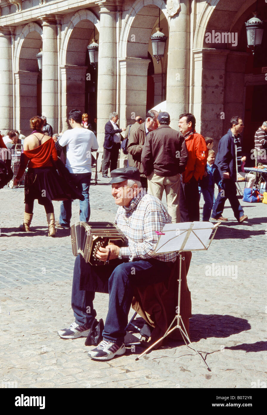 Musiker spielt das Akkordeon in der Plaza Mayor. Madrid. Spanien. Stockfoto