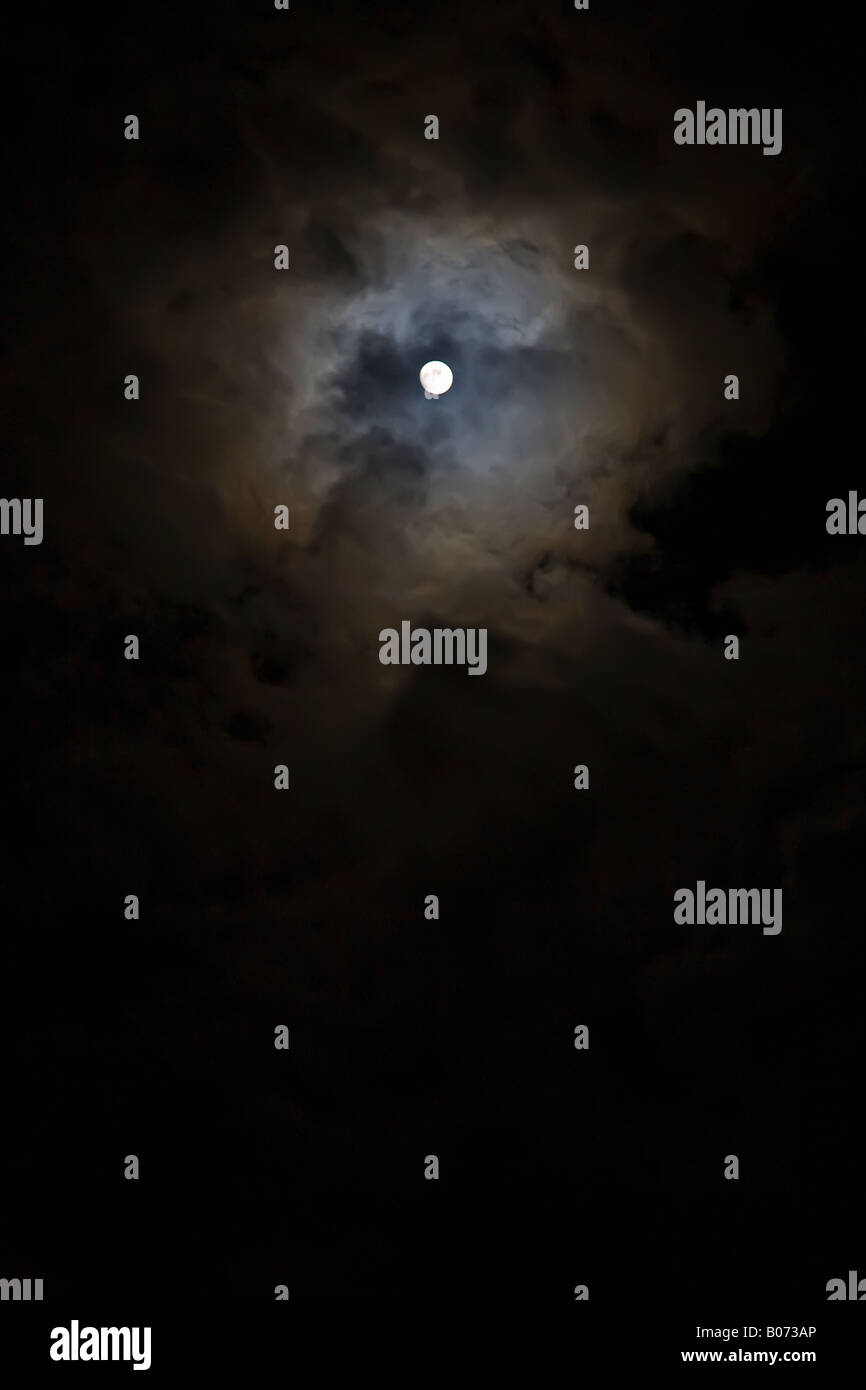 Mond hinter dunklen Wolken in der Nacht Stockfoto