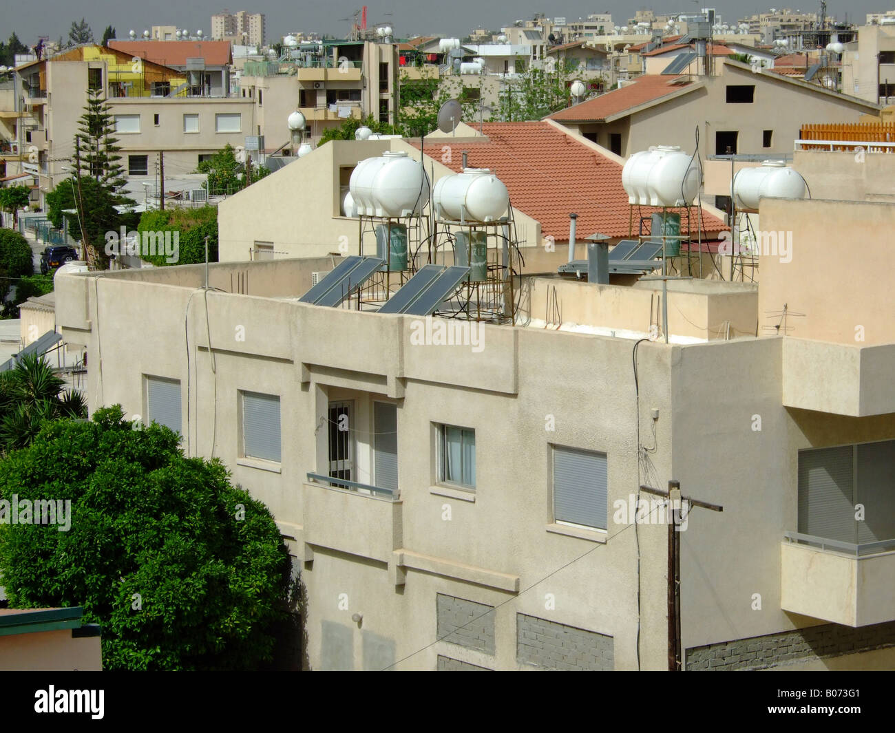 Inländischen solar beheizten Wasser-Vorräte auf den Dächern. Limassol, Zypern. Stockfoto