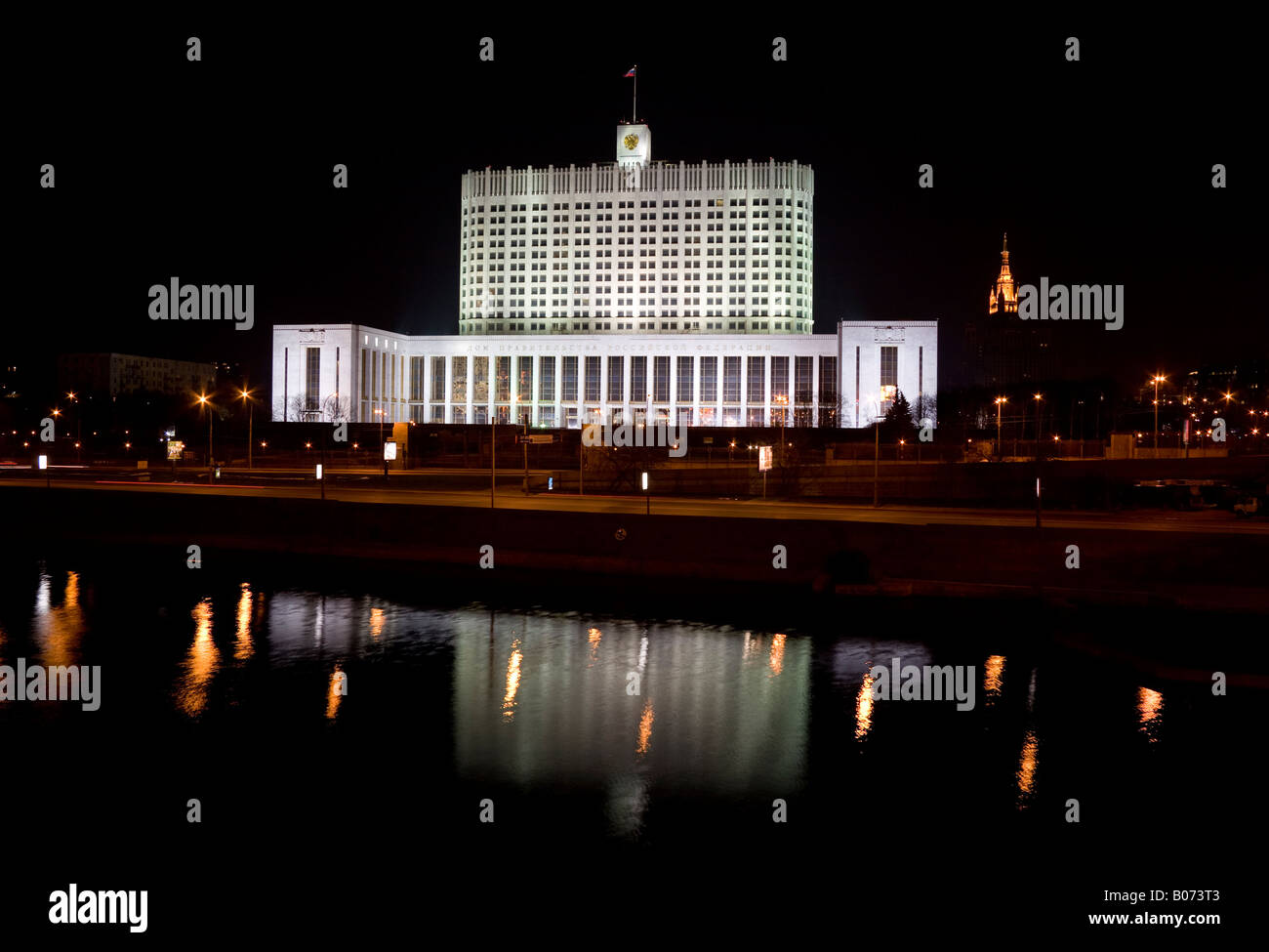 Nachtansicht des russischen Parlaments Gebäude aus über die Moskwa, Moskau, Russland, Russische Föderation Stockfoto