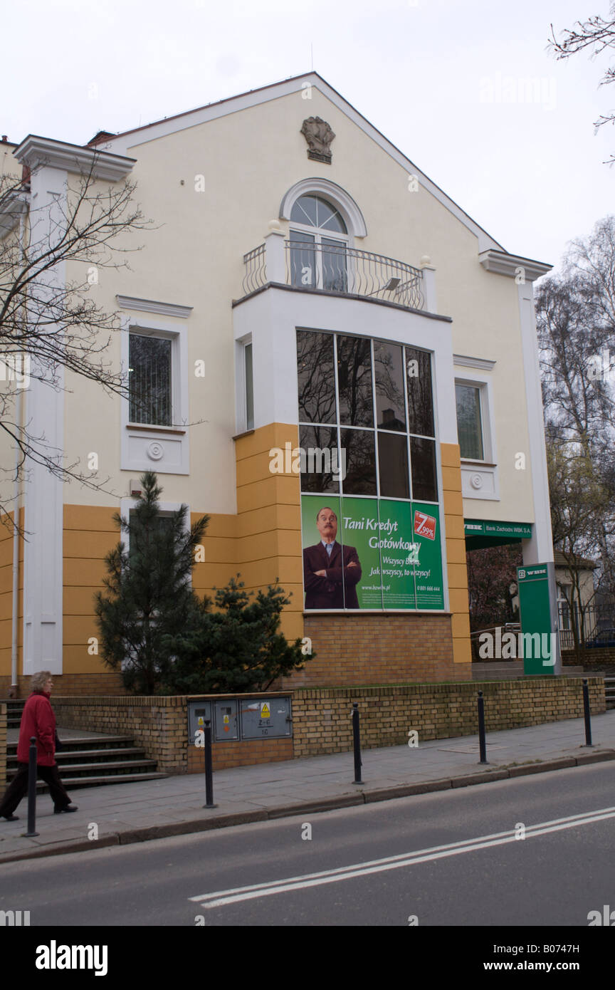 Bank in Sopot in der Nähe von Gdansk (Danzig), Polen, Anzeigen einer Anzeige mit John Cleese. Stockfoto