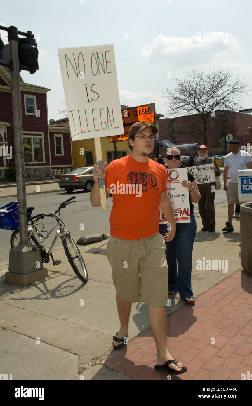 Menschen protestieren gegen die Abschiebung illegaler Einwanderer in Ann Arbor, Michigan USA. Stockfoto
