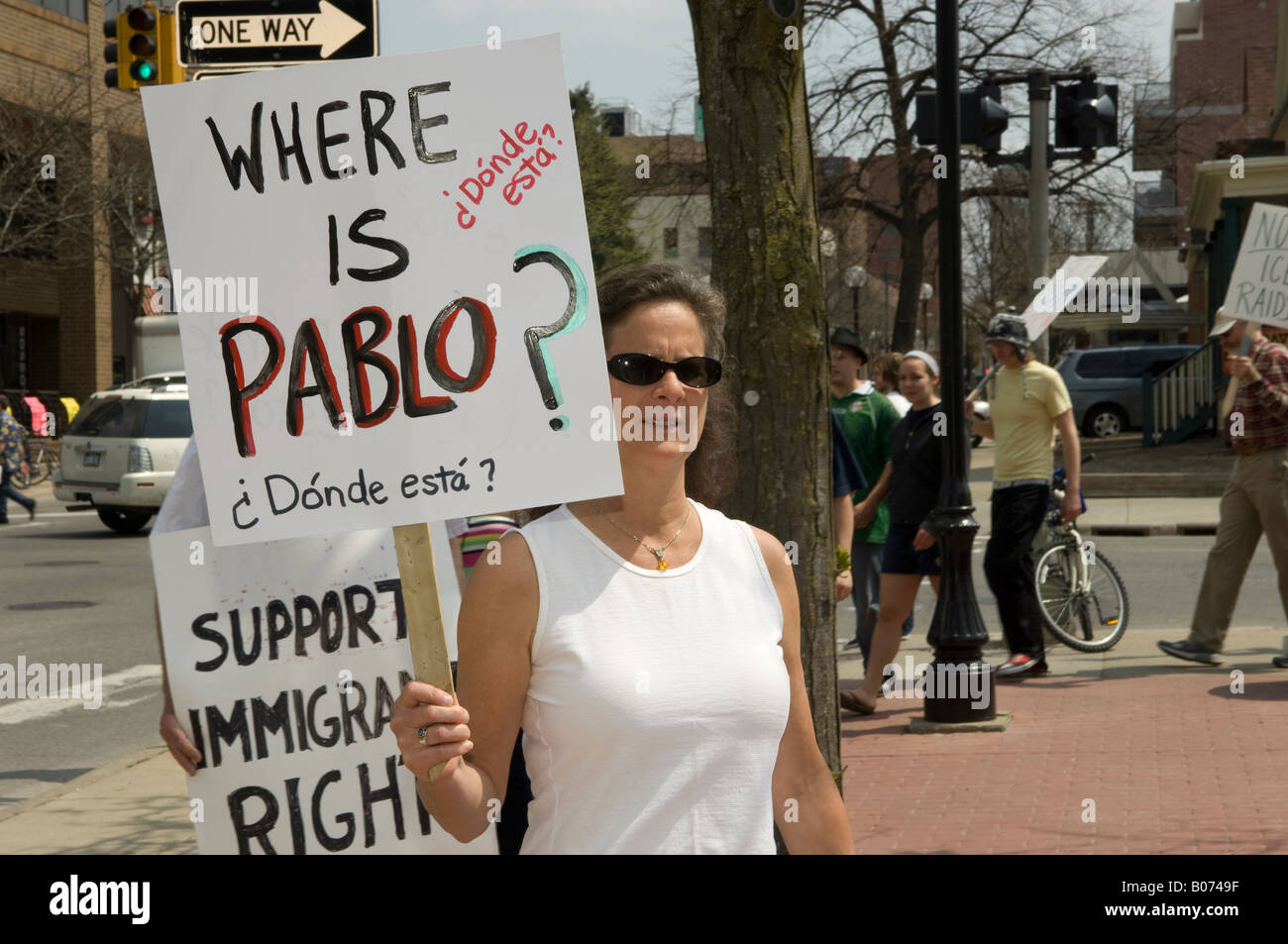 Menschen protestieren gegen die Abschiebung illegaler Einwanderer in Ann Arbor, Michigan USA. Stockfoto