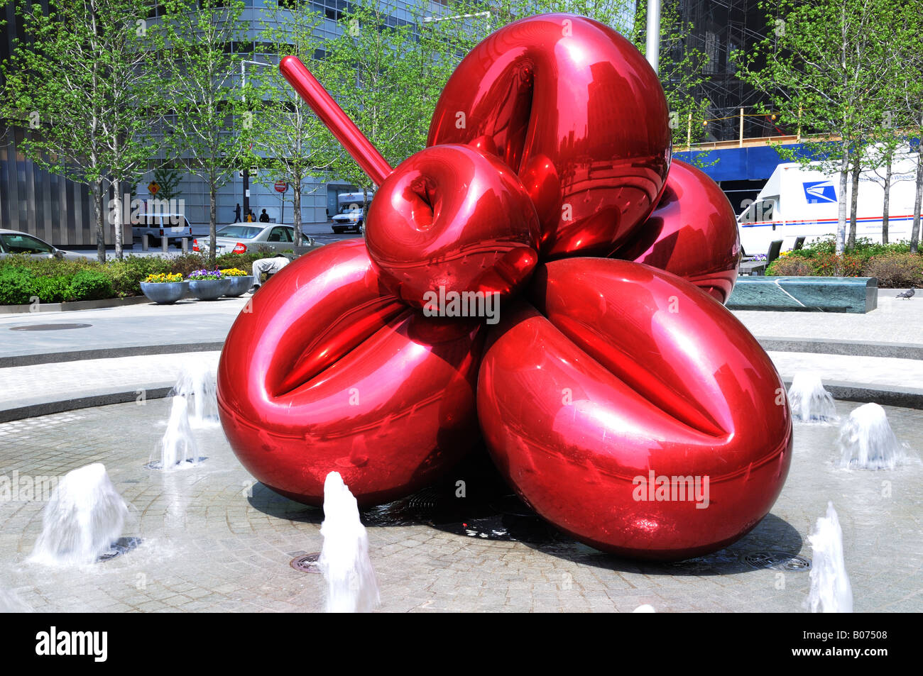 Jeff Koons-Skulptur "Balloon Flower (rot)" ist auf dem Platz vor 7 World Trade Center in Lower Manhattan. Stockfoto