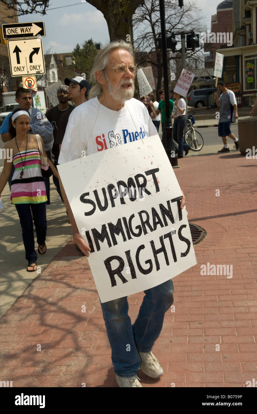 Zur Unterstützung der Rechte für illegale Ausländer in Ann Arbor Michigan protestieren Stockfoto