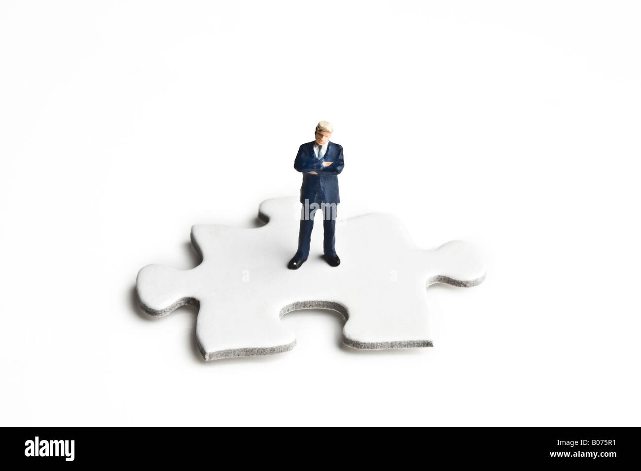 Auf ein Puzzleteil Geschäftsmann Figur stehend Stockfoto