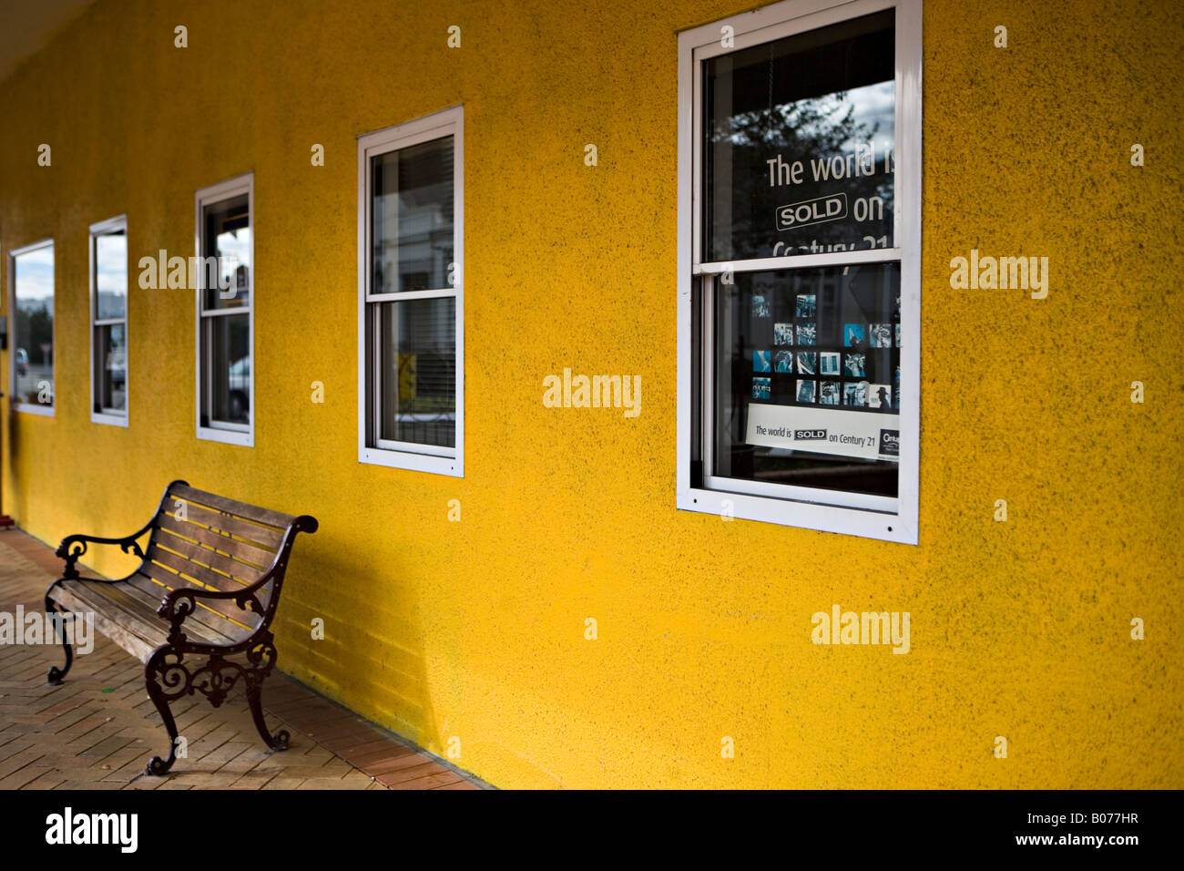 Agentur Büro Hofladen mit Bank, gelbe Wand und Fenster Feilding, Manawatu, Neuseeland Stockfoto