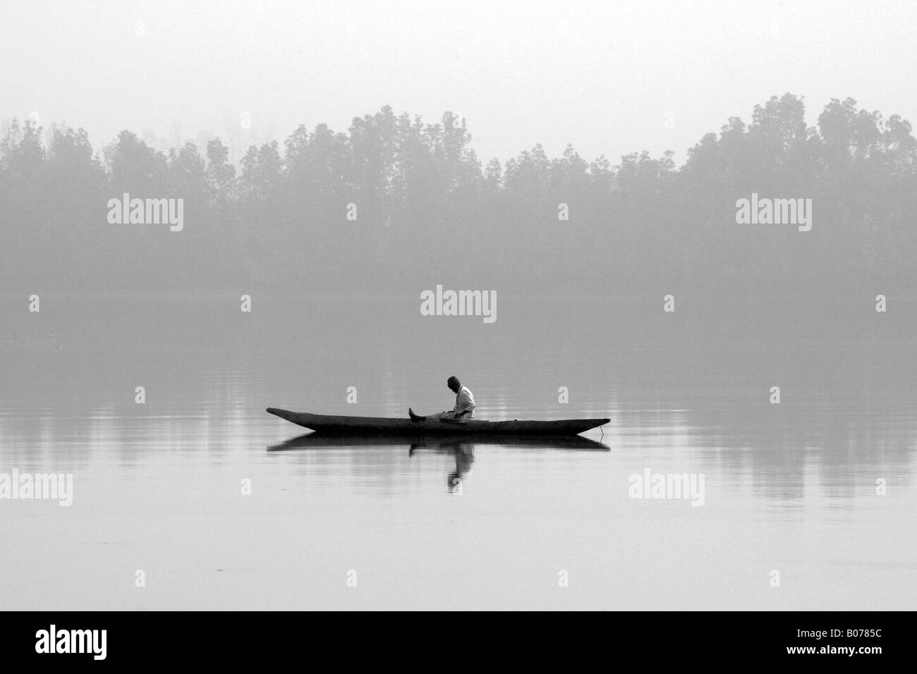 Fischer im Kanu, Bintan Bolong River, Gambia Stockfoto