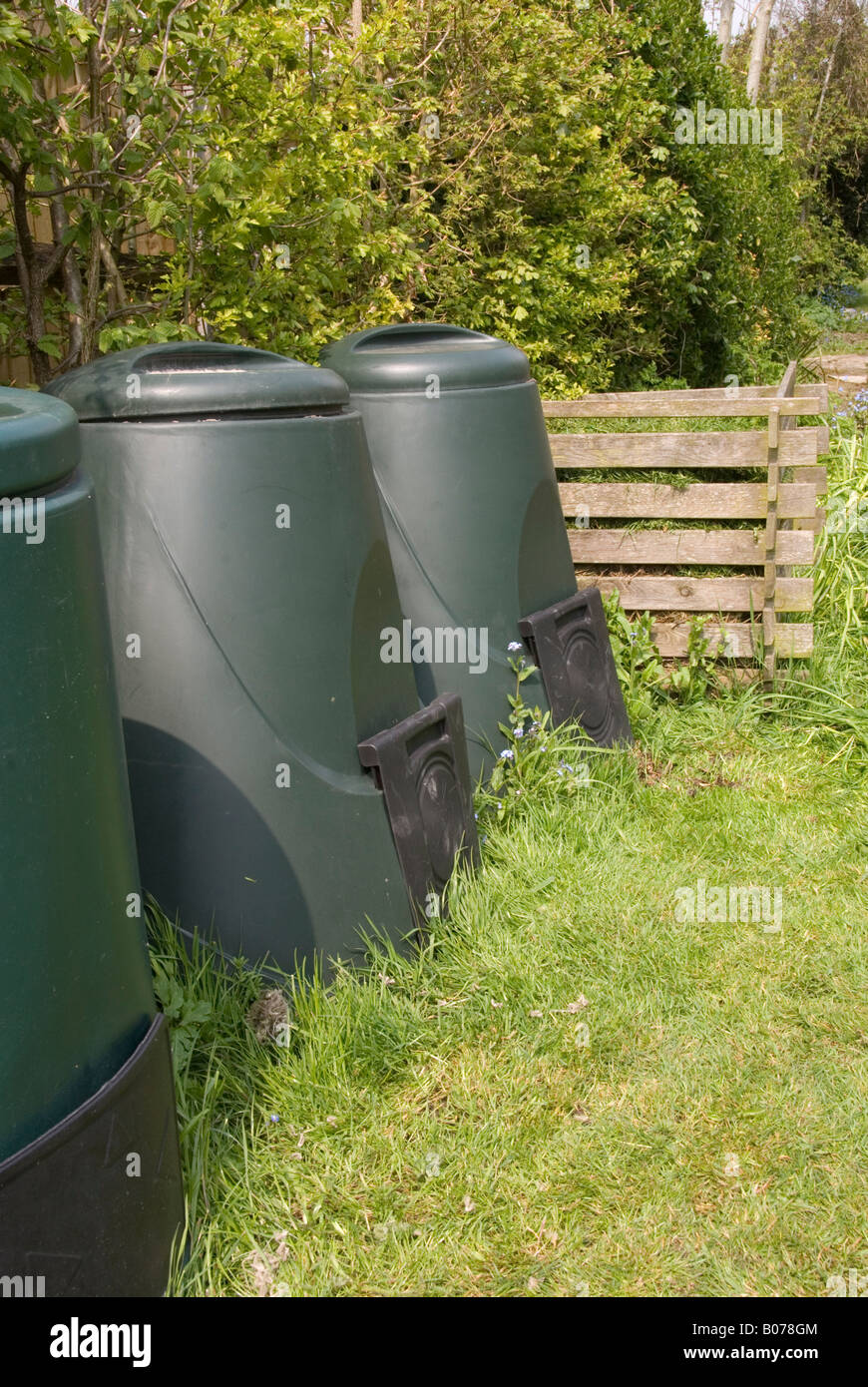 Kompost-Behälter in einem Garten Stockfoto