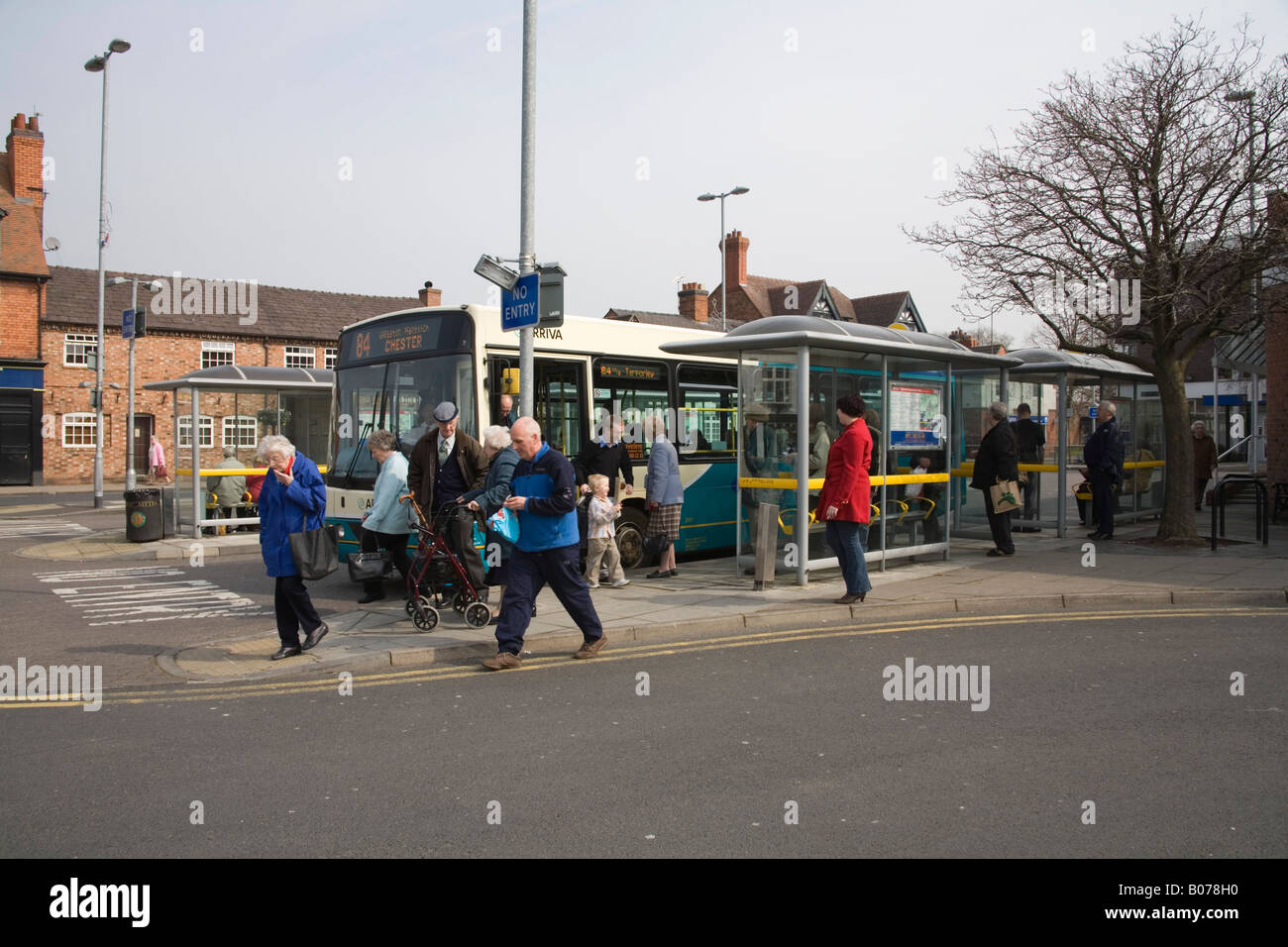 Nantwich Cheshire England UK April Passagiere eines Busses in der Busbahnhof Stockfoto