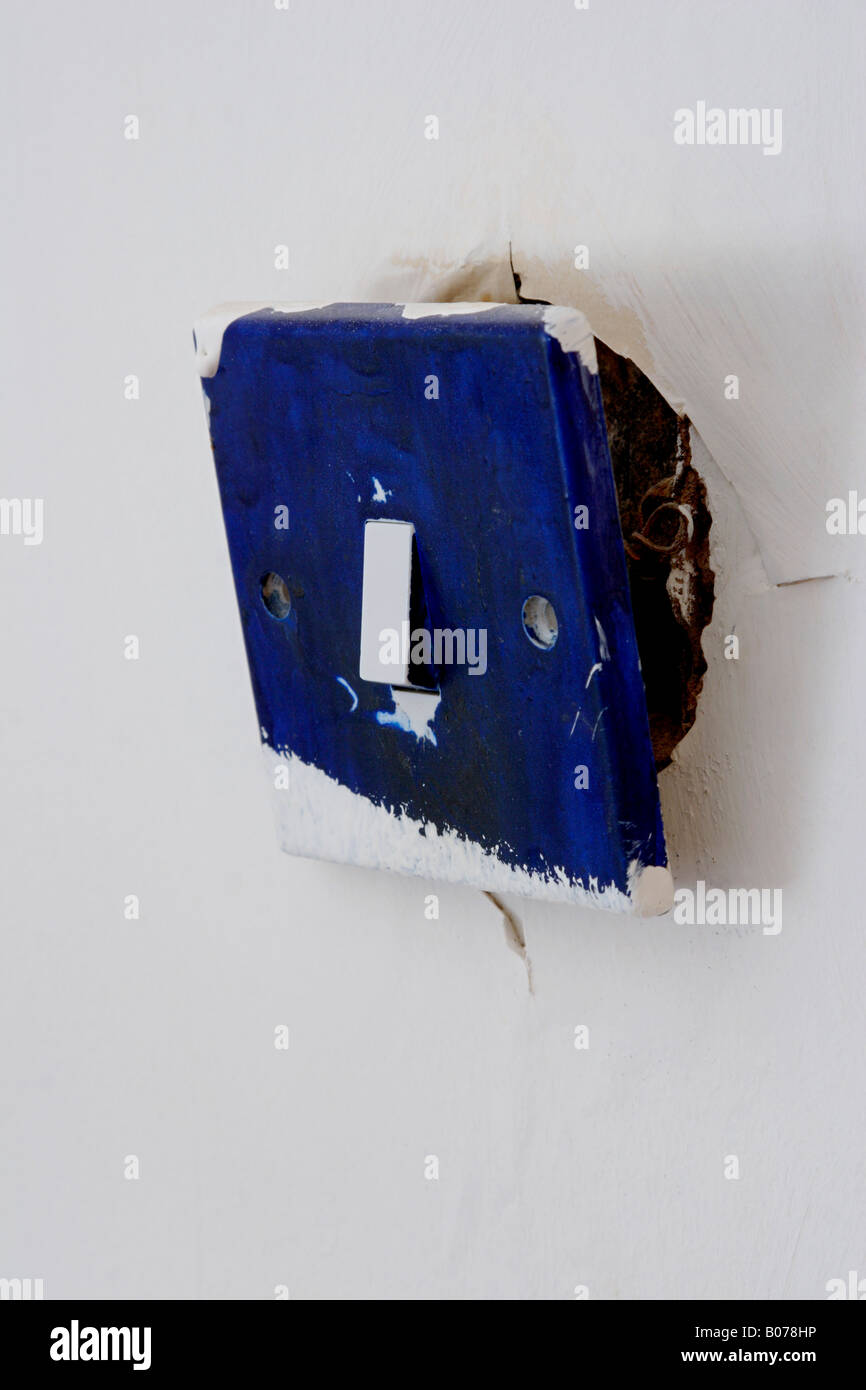 gebrochene blauer Lichtschalter hautnah Stockfoto