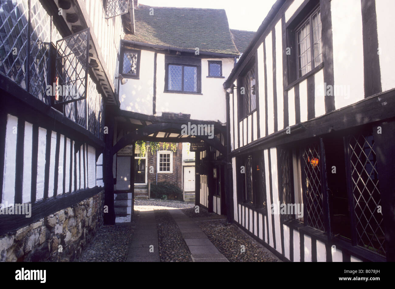 Roggen Sussex Mermaid Inn old Coach coaching Eingang schwarz-weiß Fachwerkhaus Gebäude traditionelle englische Architektur arch Stockfoto