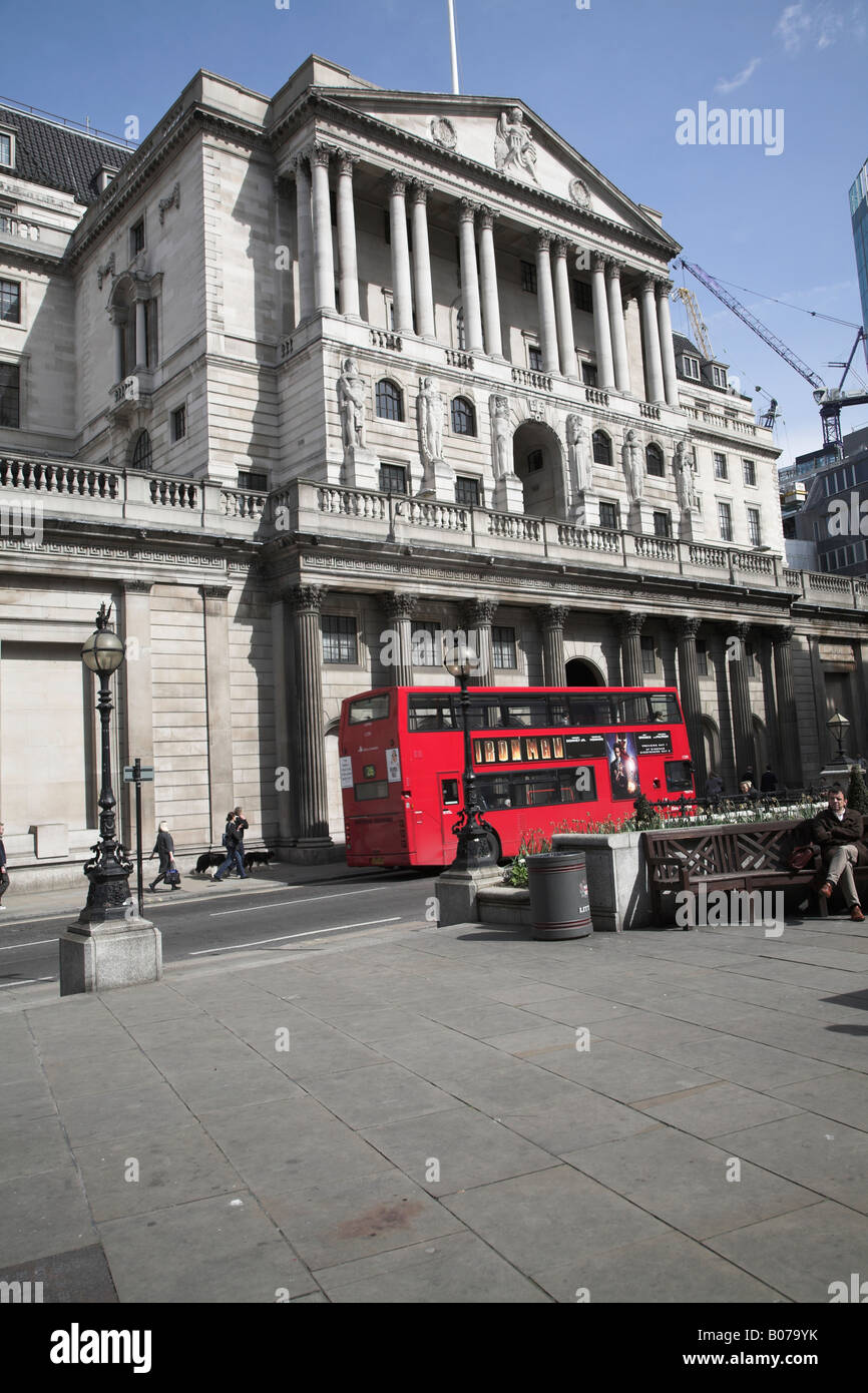 Roten Doppeldecker-Bus, Bank of England, Threadneedle Street, City of London, England Stockfoto