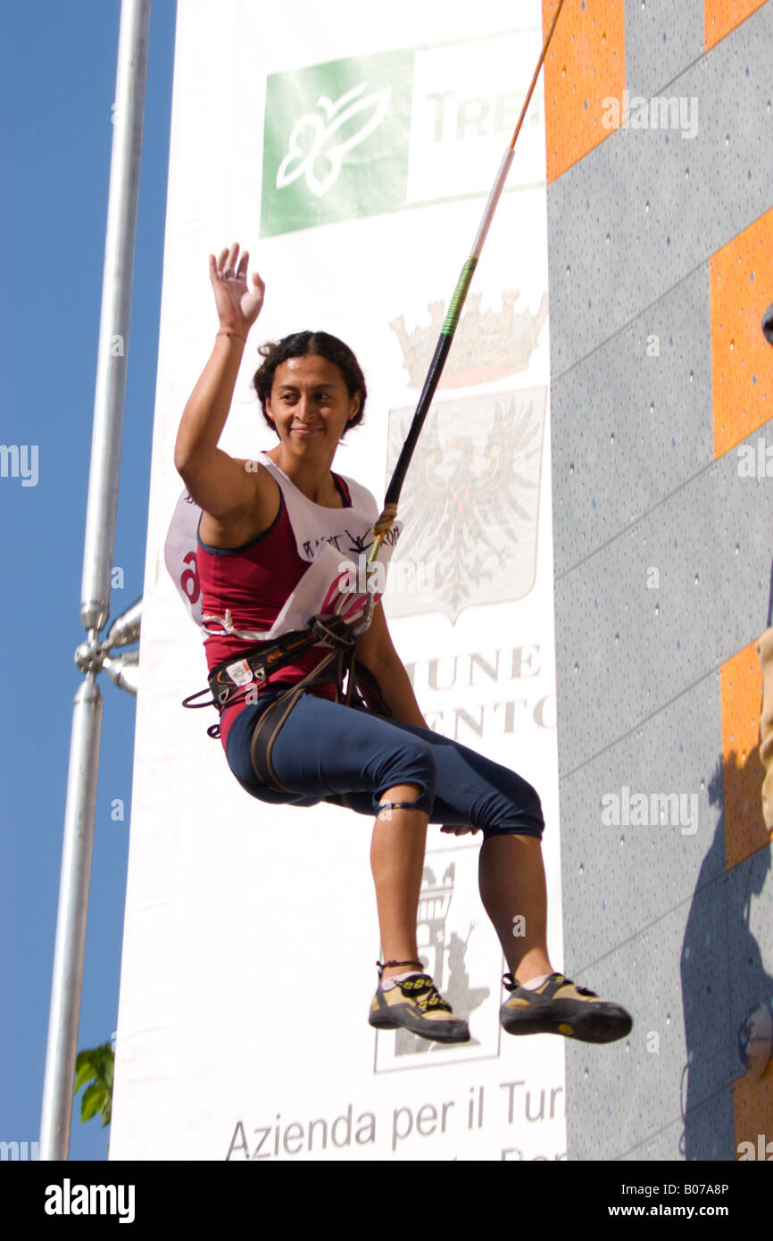 Lucelia Blanco (Ven), die Siegerin des Klettern Speed World Cup 2008 (Trento - Italien), begrüßt das Publikum. Stockfoto