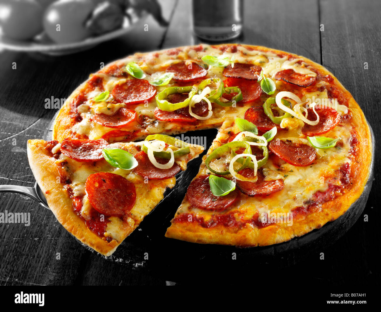 Peperoni-dünne Kruste Pizza mit Peperoni (American hot) Stockfoto