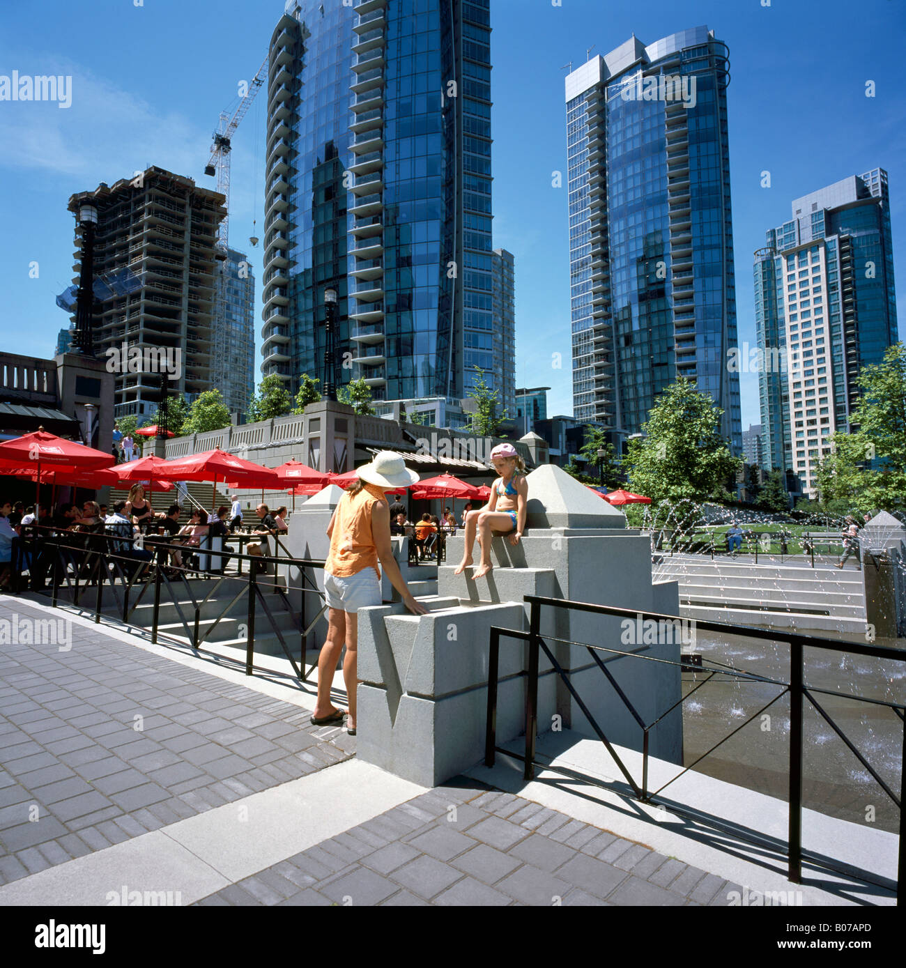 Restaurant im Freien und High Rise Eigentumswohnung Gebäude im "Coal Harbour" Downtown in Stadt Vancouver British Columbia Kanada Stockfoto