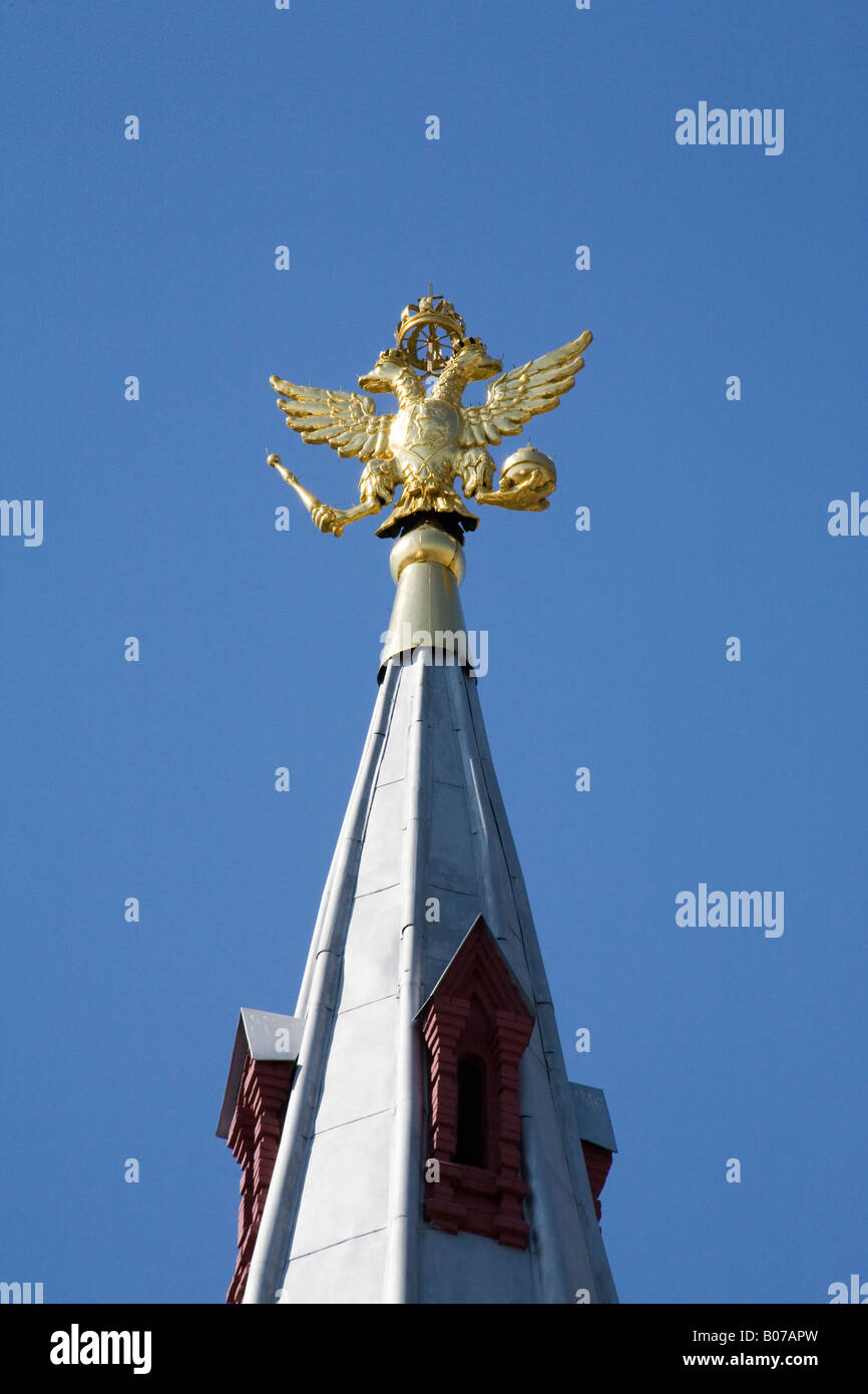 Doppelte Spitze Adler oben auf der Turmspitze der Auferstehung (oder iberischen) Tor am westlichen Ende des Roten Platzes, Moskau, Russland Stockfoto