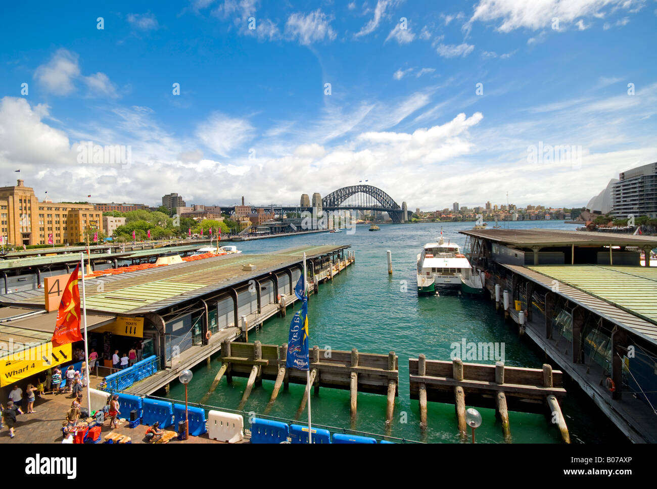 SYDNEY, Australien – Circular Quay in Richtung Sydney Harbour Bridge Stockfoto