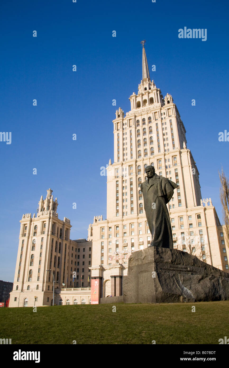 Hotel Ukraina mit Statue von Tara Shevchenko, Moskau, Russland Stockfoto