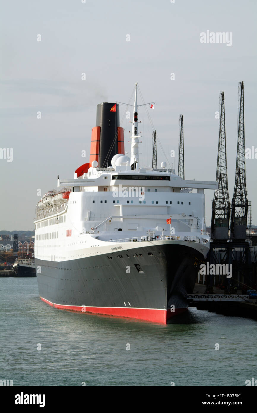 QE2 Queen Elizabeth 2 Cunard Cruise Schiff Southampton vor letzte Reise Southampton Port Südengland Stockfoto QE2 Queen Elizabeth 2 Cunard Cruise Schiff Southampton vor letzte Reise Southampton Port Südengland Stockfoto