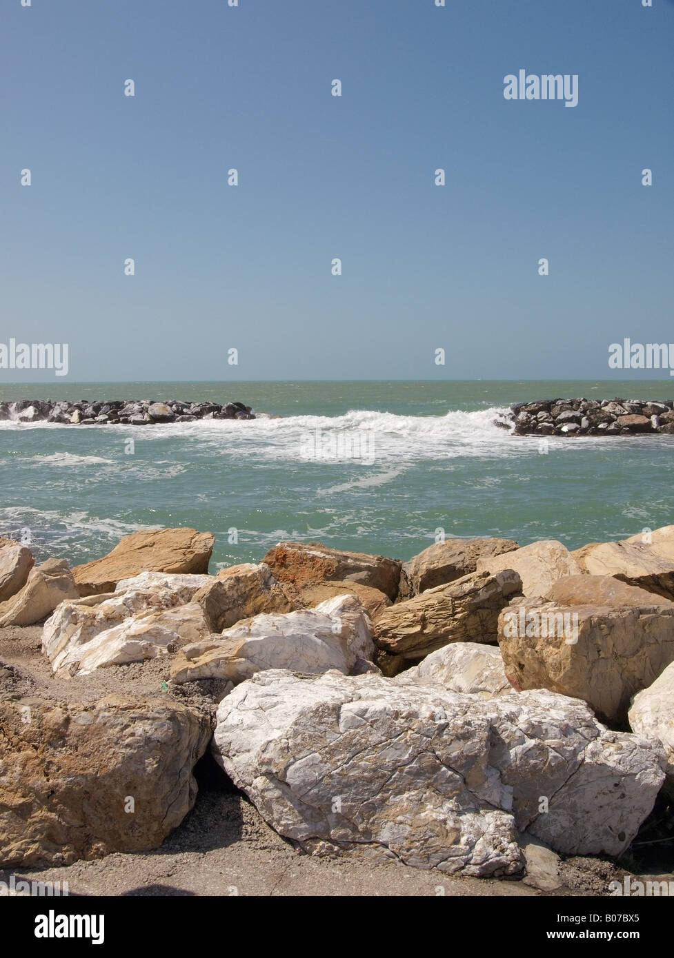 Felsenmeer Rüstung Verteidigung Mittelmeer Marina di Pisa Toskana Italien Stockfoto