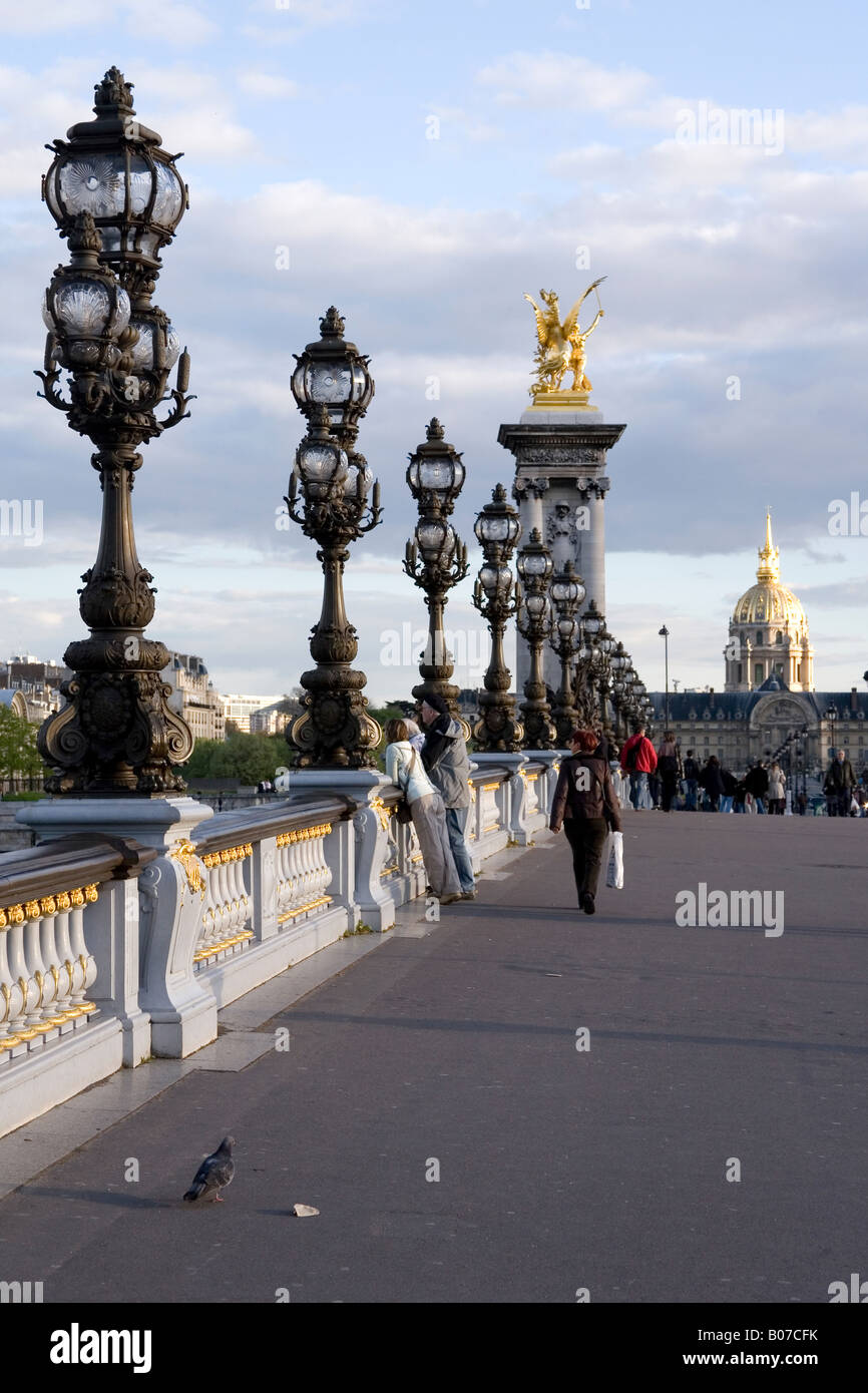 Pont Alexandre III Brücke mit der Hotel Les Invalides im Hintergrund Paris, Frankreich Stockfoto