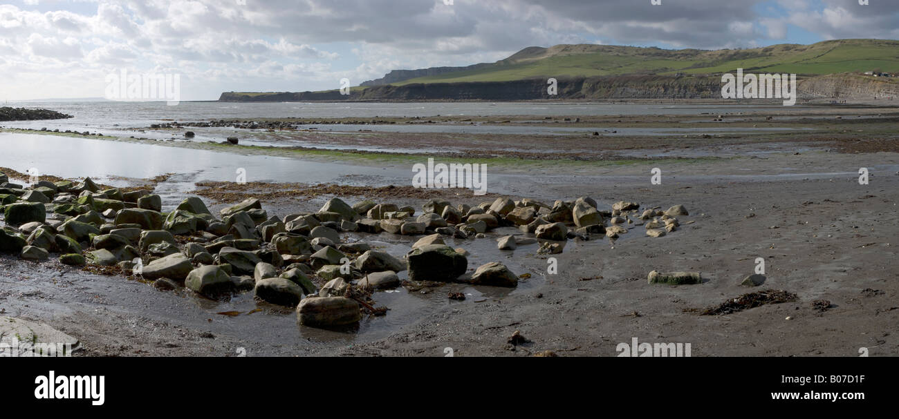 Genähte Panorama von Kimmeridge Bay Dorset UK bei Ebbe Stockfoto