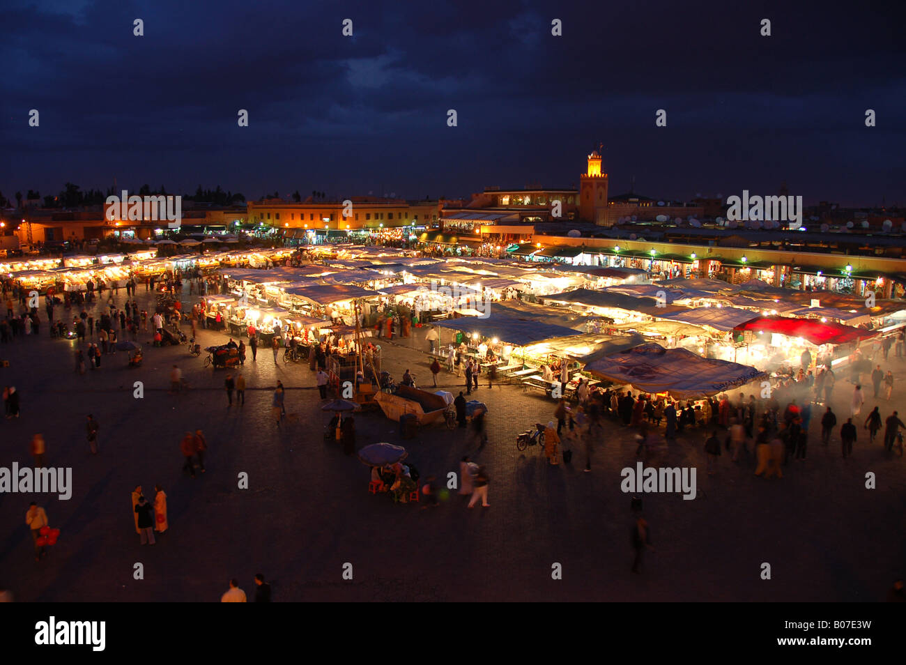Djemaa el Fna Platz Imbissbuden in der Nacht, Marrakesch, Marokko Stockfoto