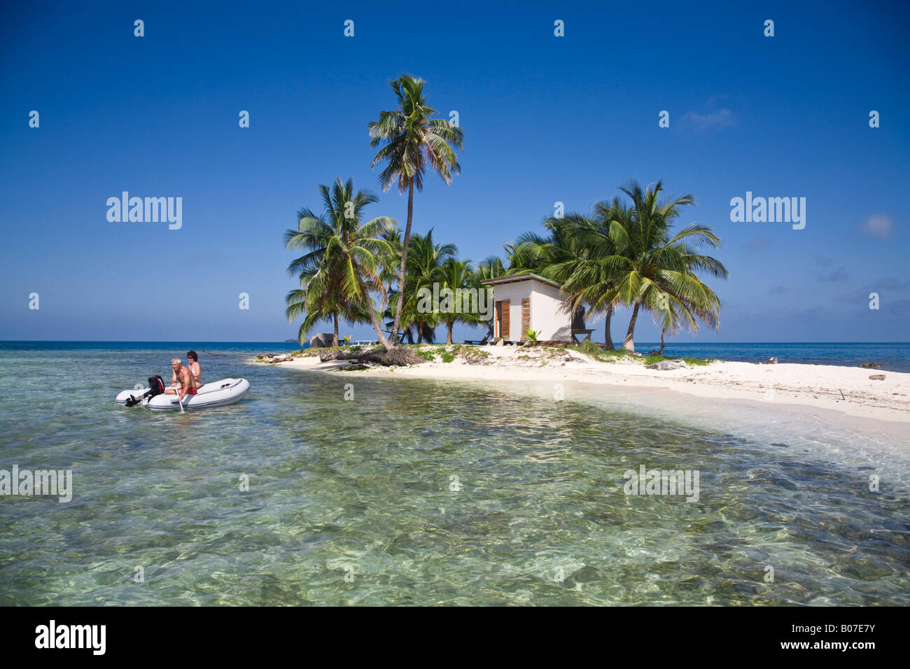 Belize, Seide Caye, Touristen in dingie Stockfoto