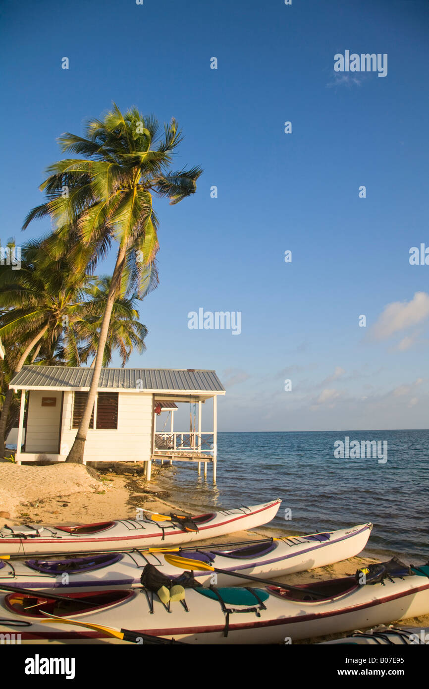 Belize, Tobaco Caye, Kajaks am Strand von Hotel cabanas Stockfoto