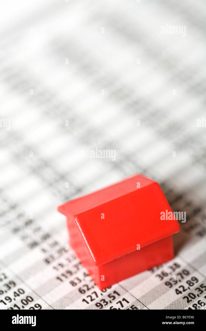 Spielzeug-Haus auf einer Liste von Zahlen Stockfoto