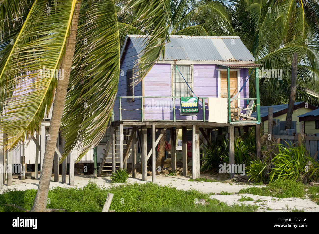 Belize, Caye Caulker, hölzerne Strandhütte auf Stelzen Stockfoto