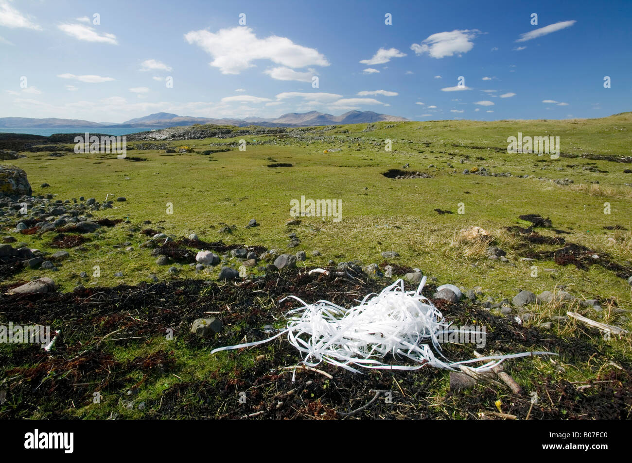 Plastikmüll angeschwemmt und geblasen im Landesinneren auf der Insel Kerrera ab Oban Scotland UK Stockfoto