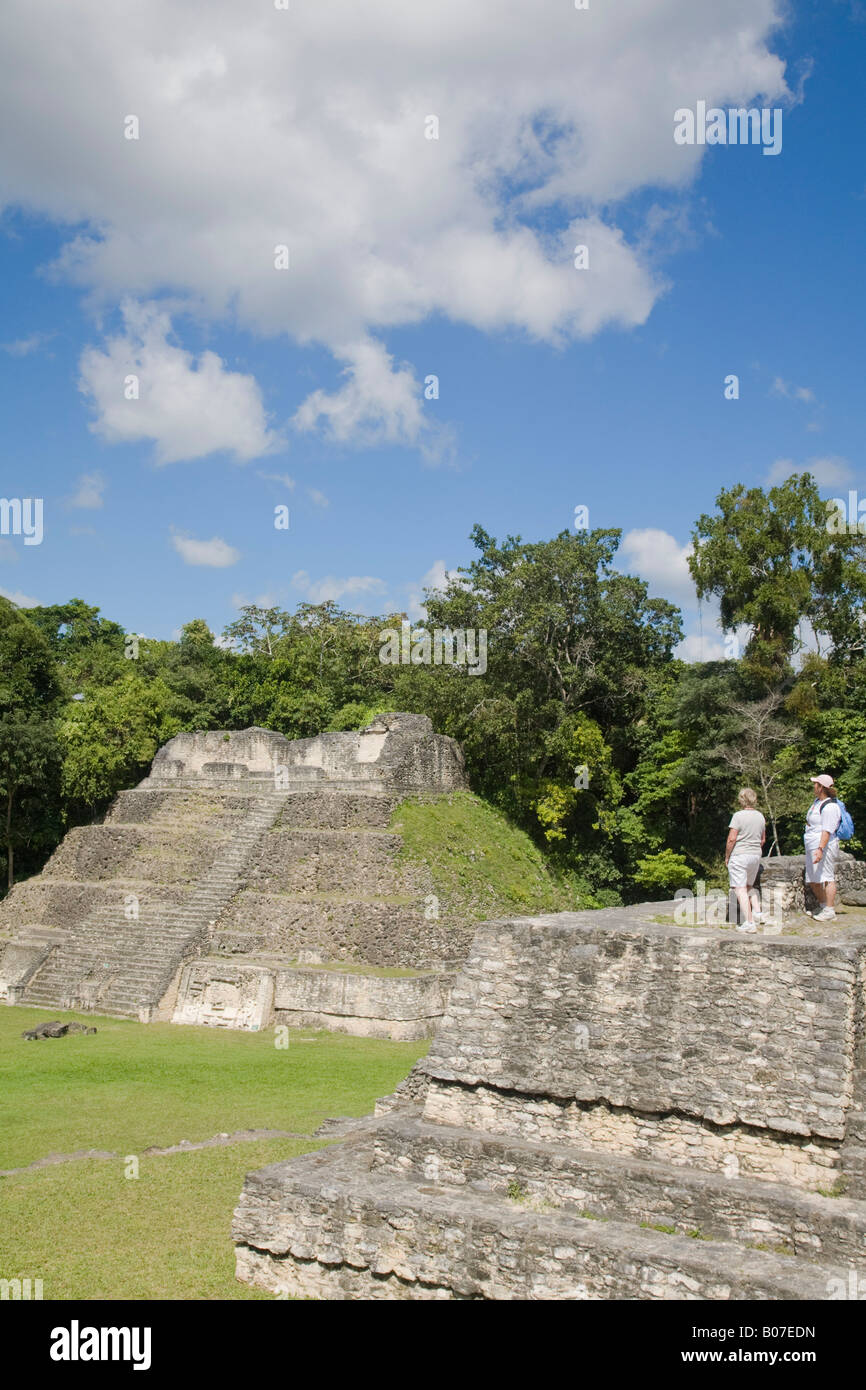 Belize, Caracol Ruinen, Plaza A, Damen stehen auf Struktur A6 - Tempel von dem hölzernen Türsturz Stockfoto