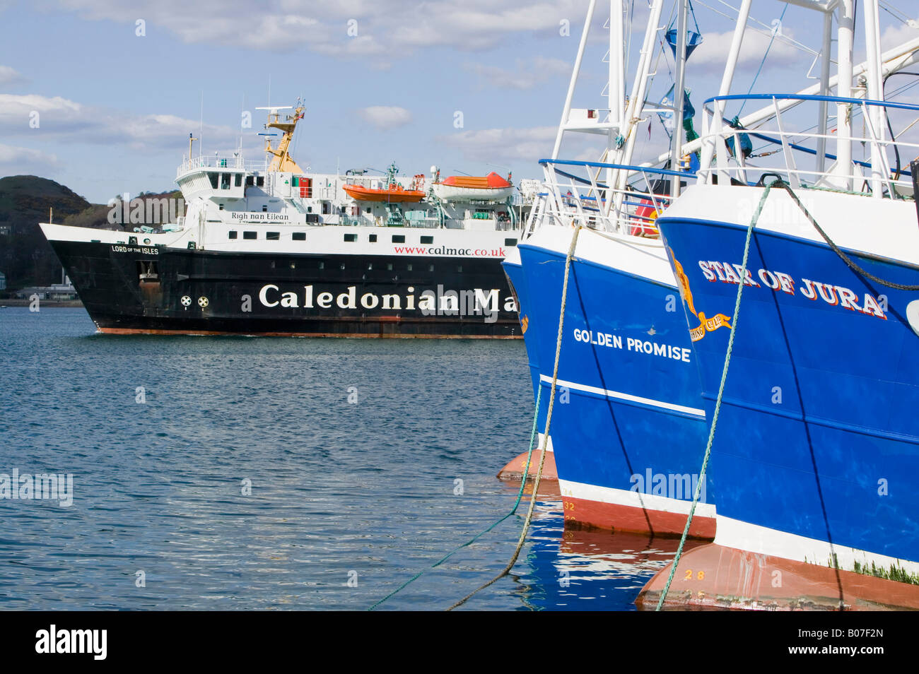 Angelboote/Fischerboote und in Oban Caledonian McBrayne Fähre Hafen Scotland UK Stockfoto