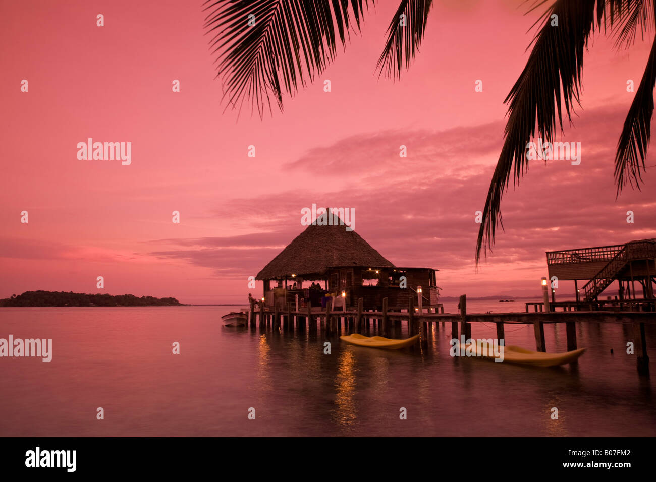 Panama, Provinz Bocas del Toro, Carenero Insel (Isla Carenero), eingelegte Parrot Restaurant und Bar spiegelt sich im Meer bei Sonnenuntergang Stockfoto