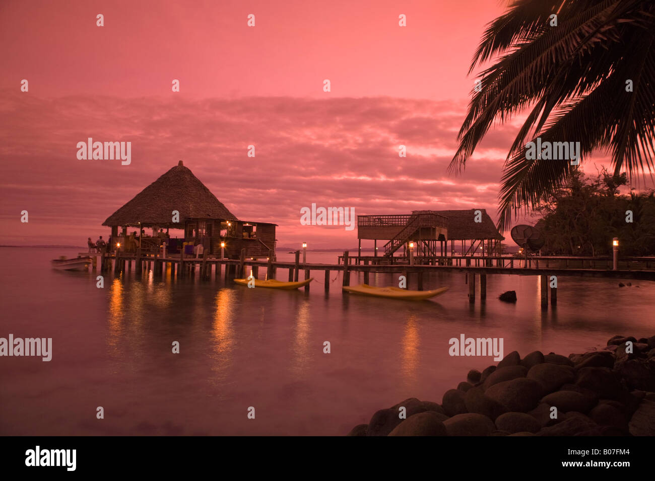 Panama, Provinz Bocas del Toro, Carenero Insel (Isla Carenero), eingelegte Parrot Restaurant und Bar spiegelt sich im Meer bei Sonnenuntergang Stockfoto