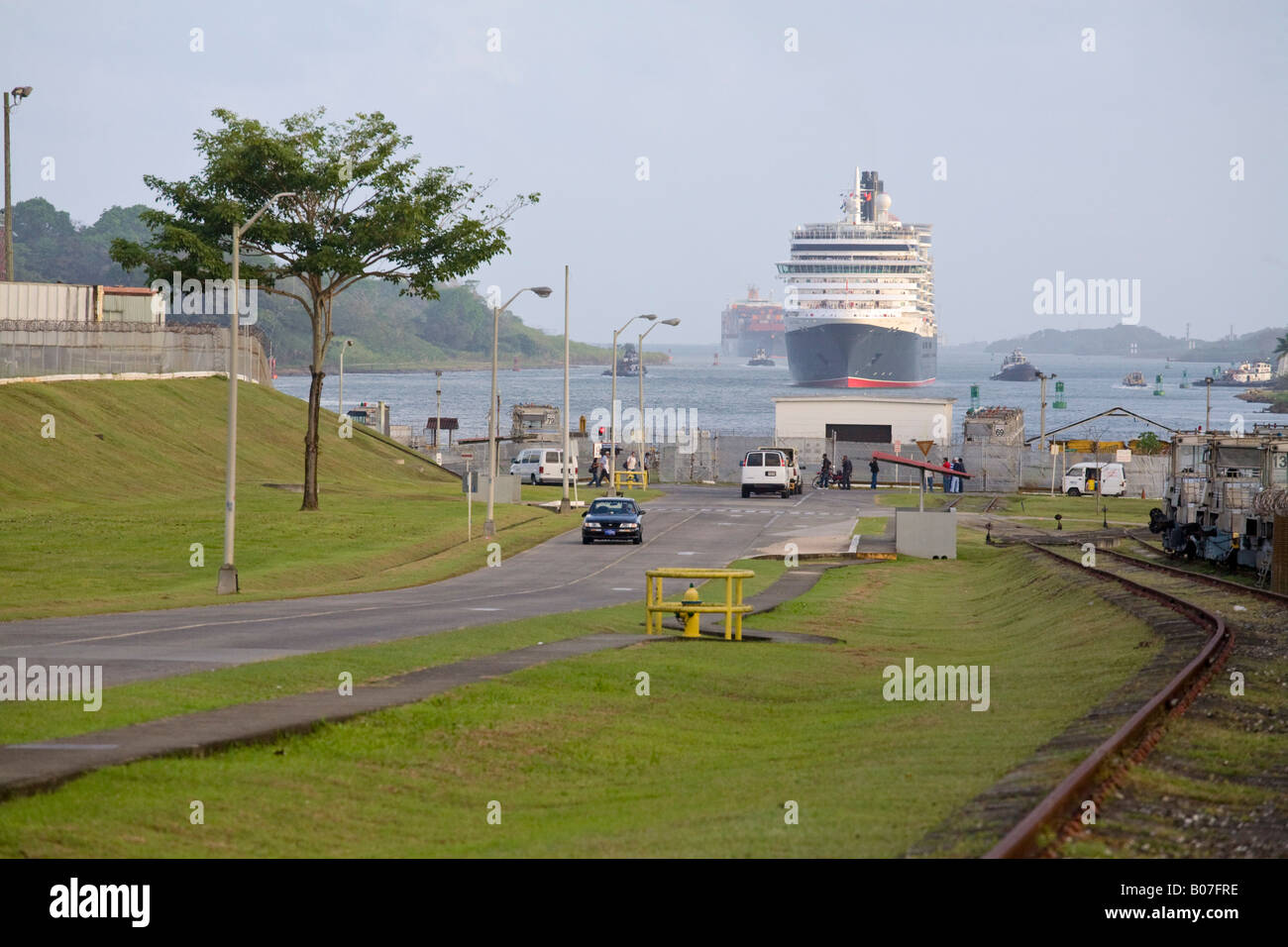 Panama, Panama-Kanal, das Queen Victoria Kreuzfahrtschiff auf seiner Jungfernfahrt World Cruise nahenden Gatum Sperre Stockfoto