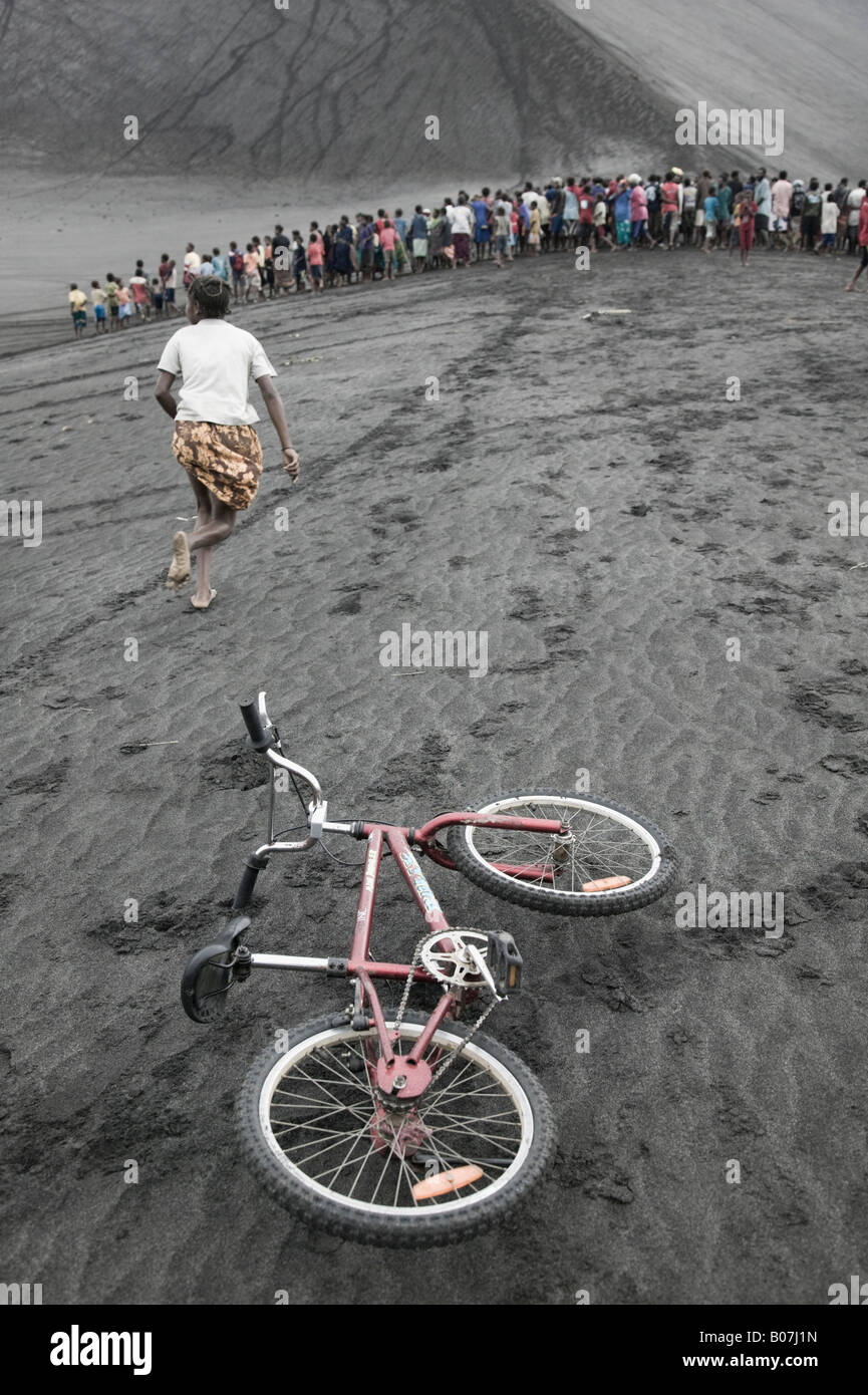 Vanuatu, Tanna Island Mt. Yasur Vulkan Inselbewohner (NR) beim Moto Cross Rennen in der Vulkan-Asche-Ebene Stockfoto