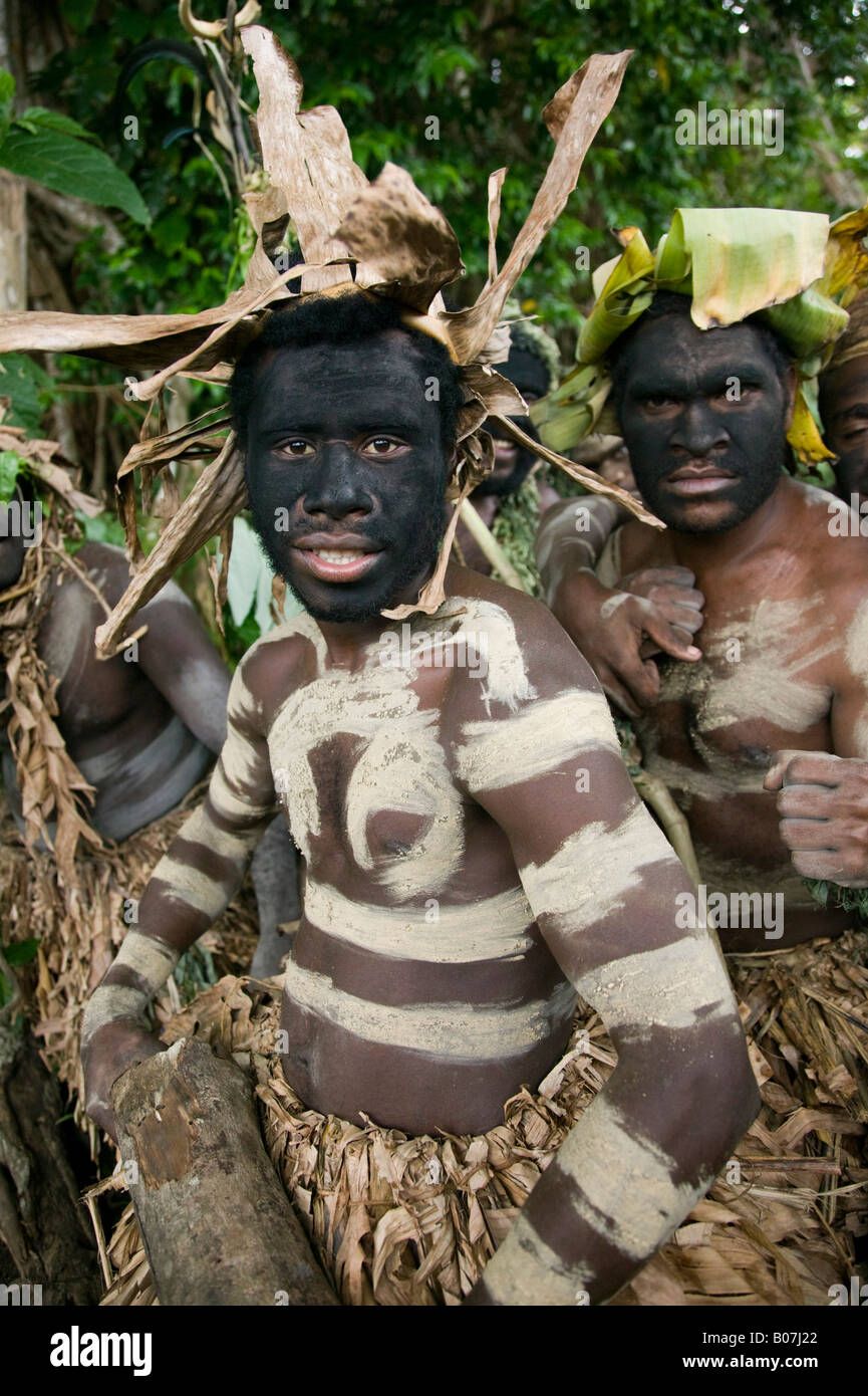 Vanuatu, Tanna Island Fetukai, schwarze Magie und Kava Test Tour-Dorfbewohner im Native Kleid-Krieger Grüße Herr # VAN 07 001 Stockfoto