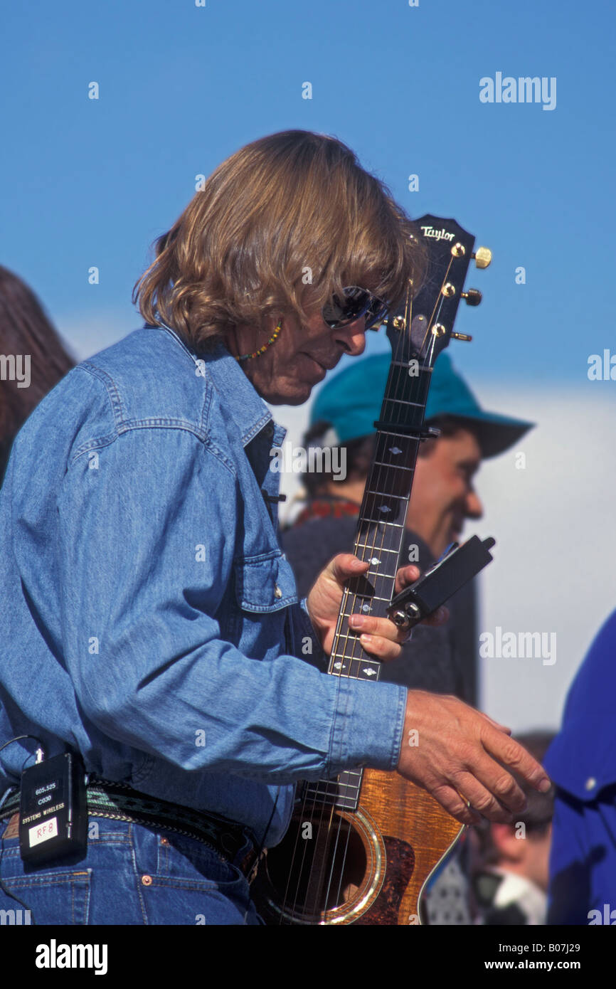 John Denver spielt in Aspen Colorado im Februar 1996, 20 Monate vor seinem Tod. Stockfoto
